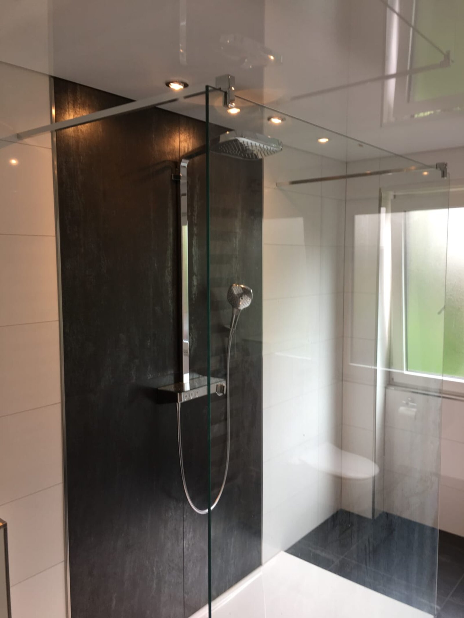 Lackspanndecke weiss Hochglanz mit LED-Einbaustrahlern