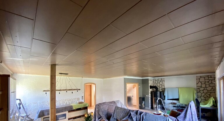 Holzdecke_vorher_wohnzimmer_lackspanndecke_spanndecke_beleuchtung_led Holzdecke VORHER Spanndecke Lackspanndecke Montage