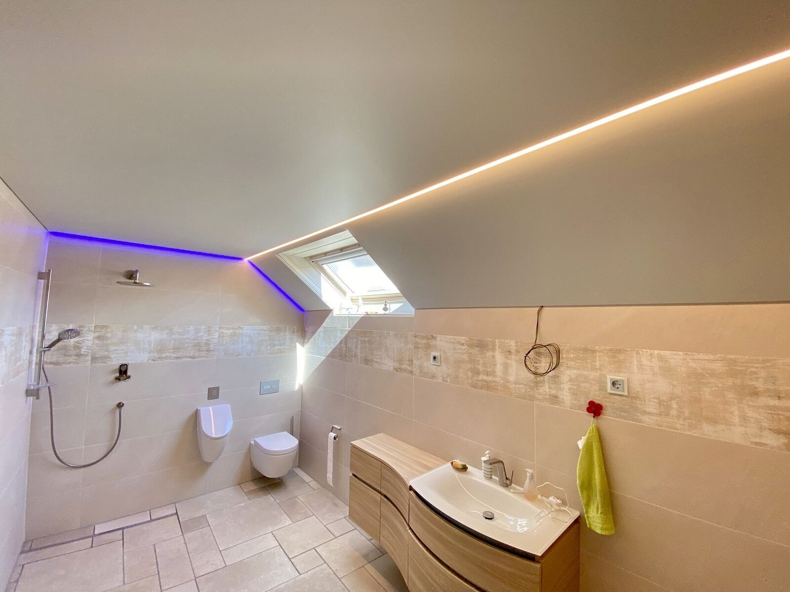 Spanndecke_Badezimmer_Dachschraege_LED_RGB_Band_matt Spanndecke Badezimmer Dachschräge
