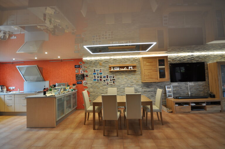 wohnzimmer_lackspanndecke_weiss_anthrazit_hochglanz_deckenfeld_led_ledband_einbaustrahler_schattenfuge_dimmbar Lackspanndecke Wohnzimmer Deckenfeld