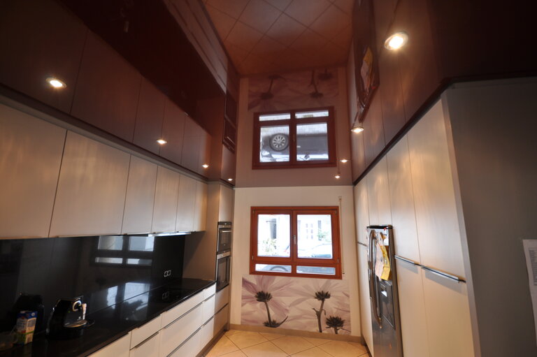 kueche_lackspanndecke_bordeaux_hochglanz_led_einbaustrahler_hochvolt_dimmbar Lackspanndecke Kueche Einbaustrahler