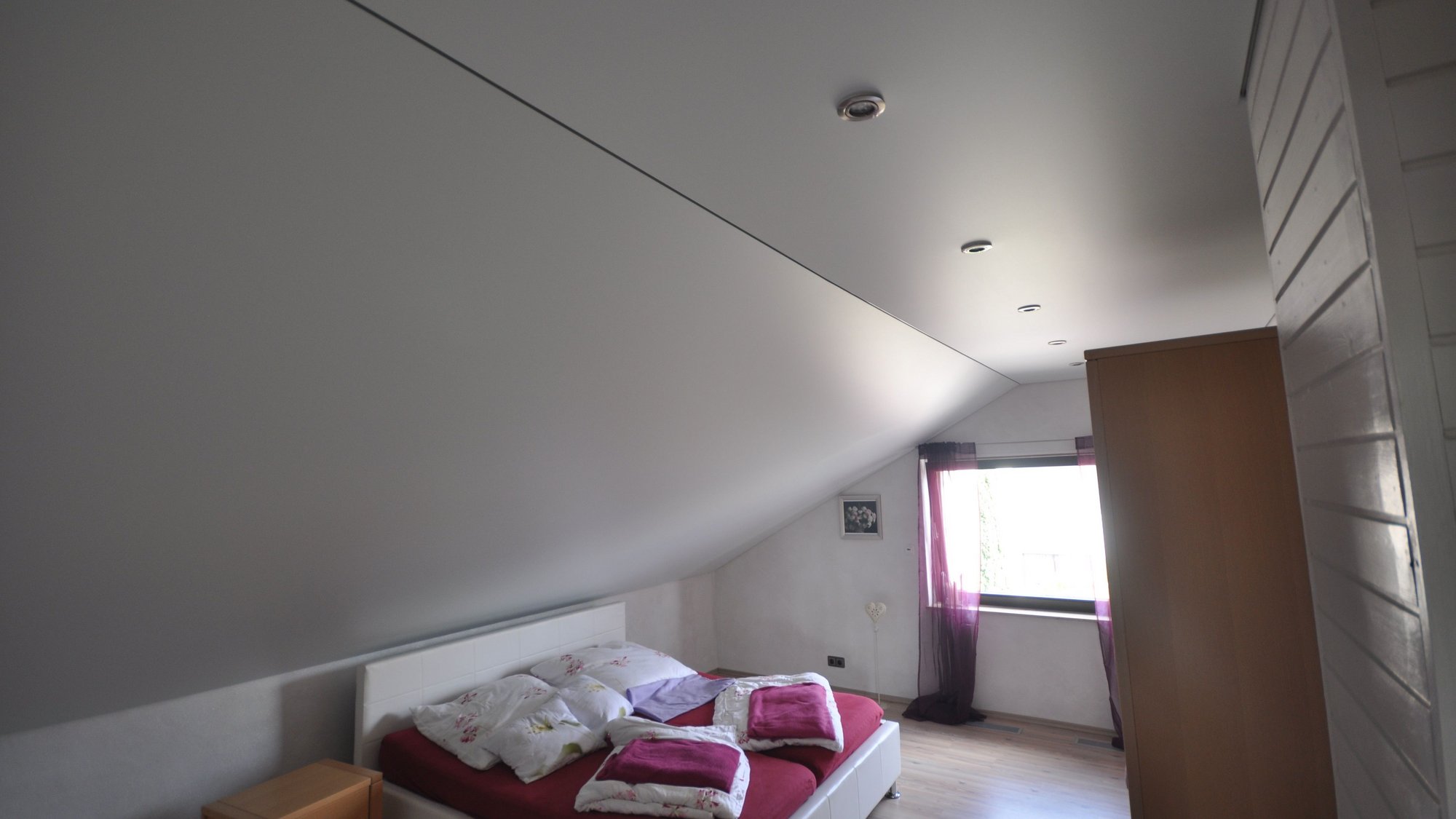 Spanndecke Schlafzimmer Dachschräge LED Einbaustrahler