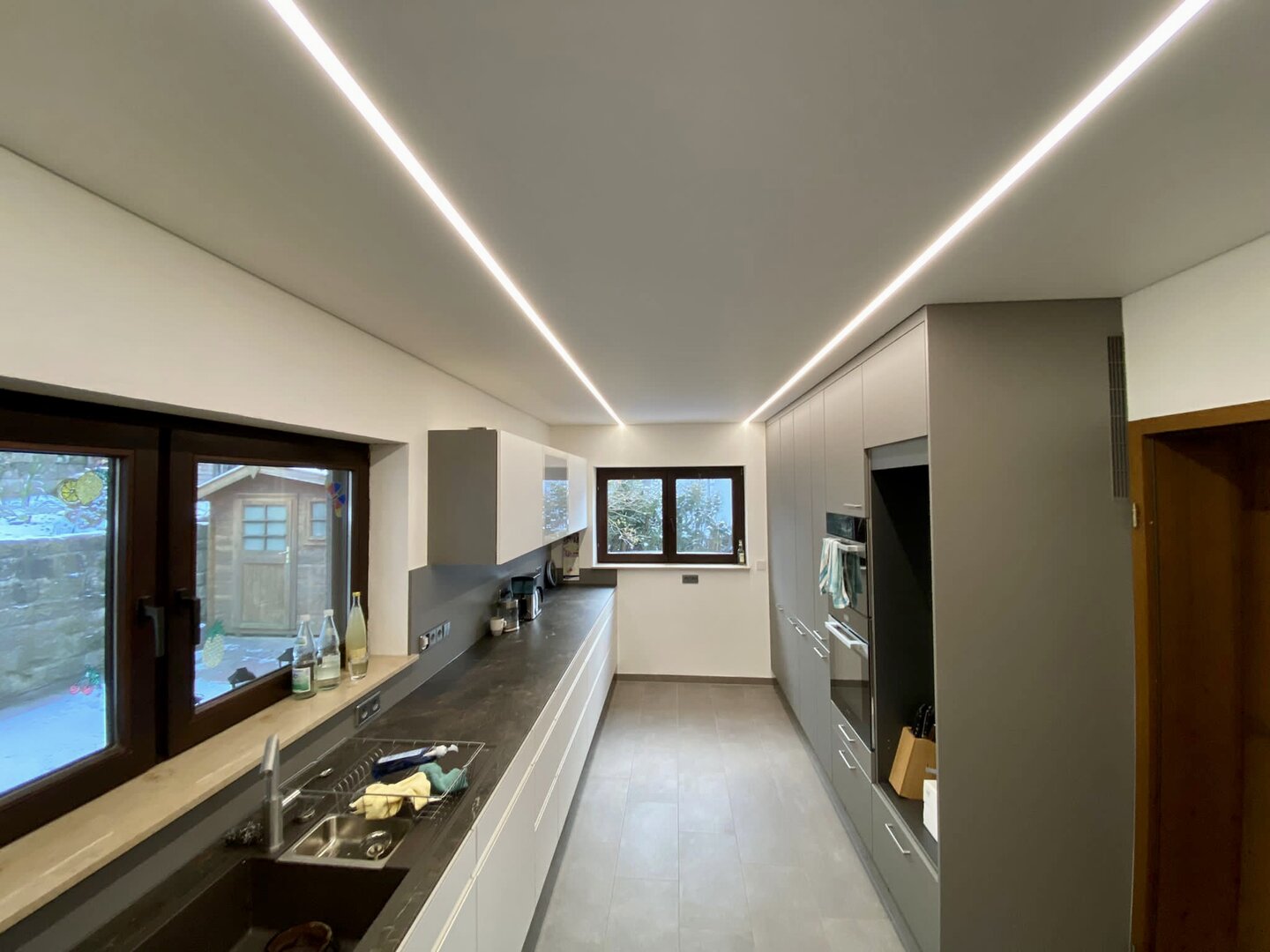 Spanndecke_Kueche_weiss_matt_LED_Lichtleisten Spanndecke Küche LEDLichtprofil