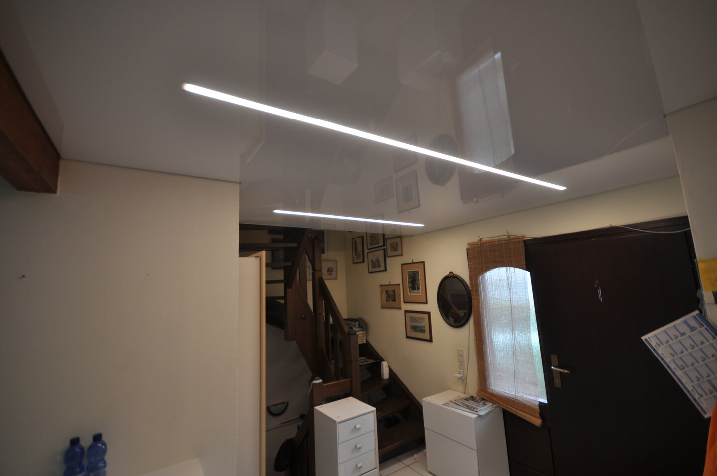 flur_lackspanndecke_weiss_hochglanz_led_ledband_lichtleisten_ledleuchte_sonderprofil Lackspanndecke Flur LEDlichtleiste Spanndecke Lichtprofil