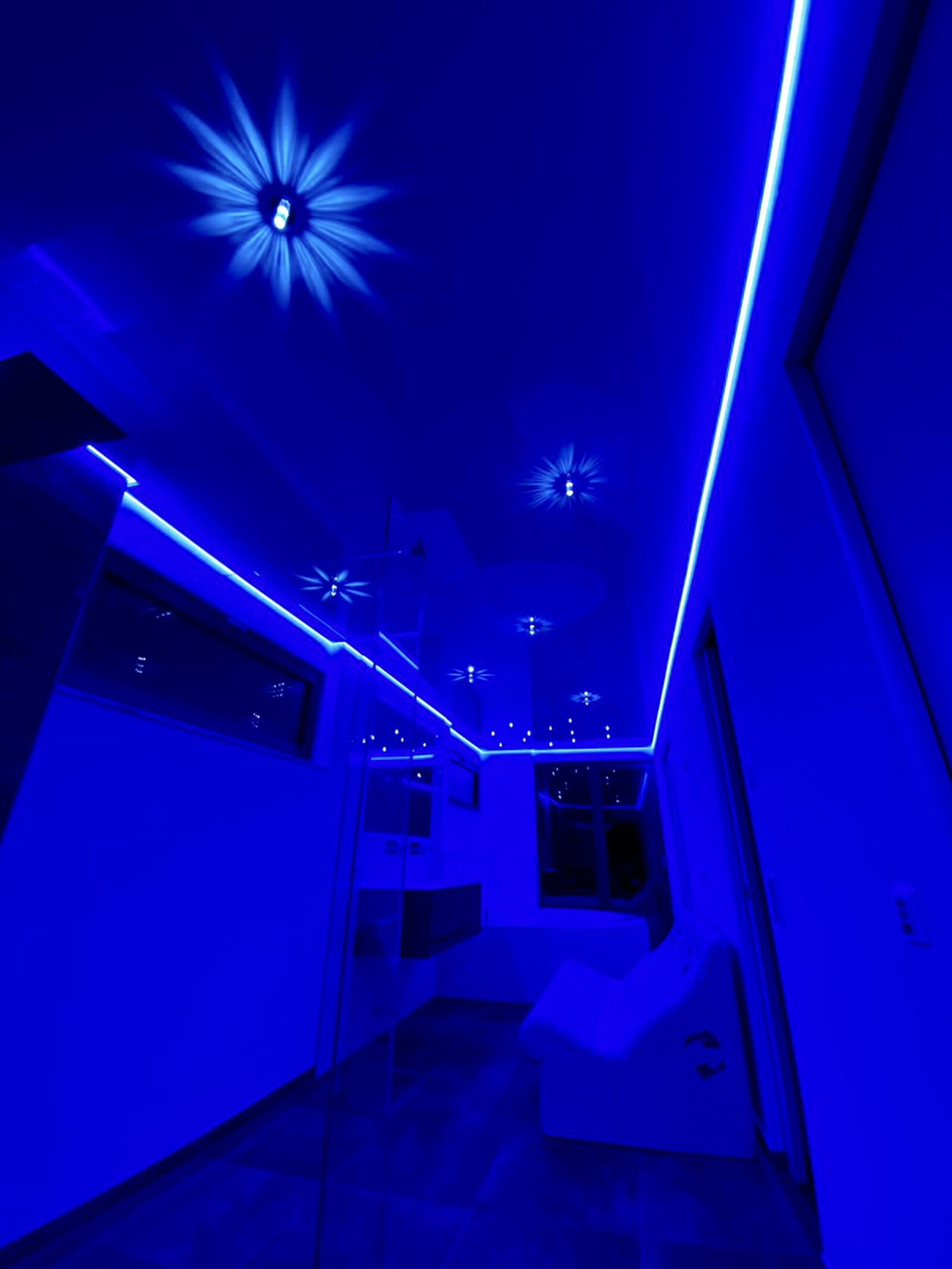 Lackspanndecke_Badezimmer_LED_RGB_Swarovski Swarovski Lackspanndecke LED Band Spanndecke kaltweiss RGB dimmbar
