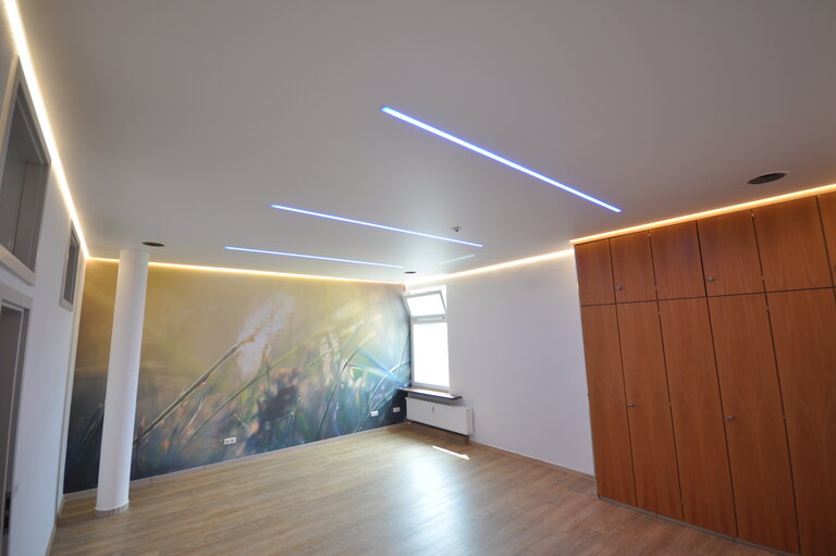 praxis_naturheil_lackspanndecke_spanndecke_weiss_matt_ledband_pendelleuchte_warmweiss_sonderprofil_deckenleuchte_deckenfeld_arbeitsplatzbeleuchtung_wandbild_bedruckt_rgb_7 Spanndecken Naturheilpraxis LEDband RGB