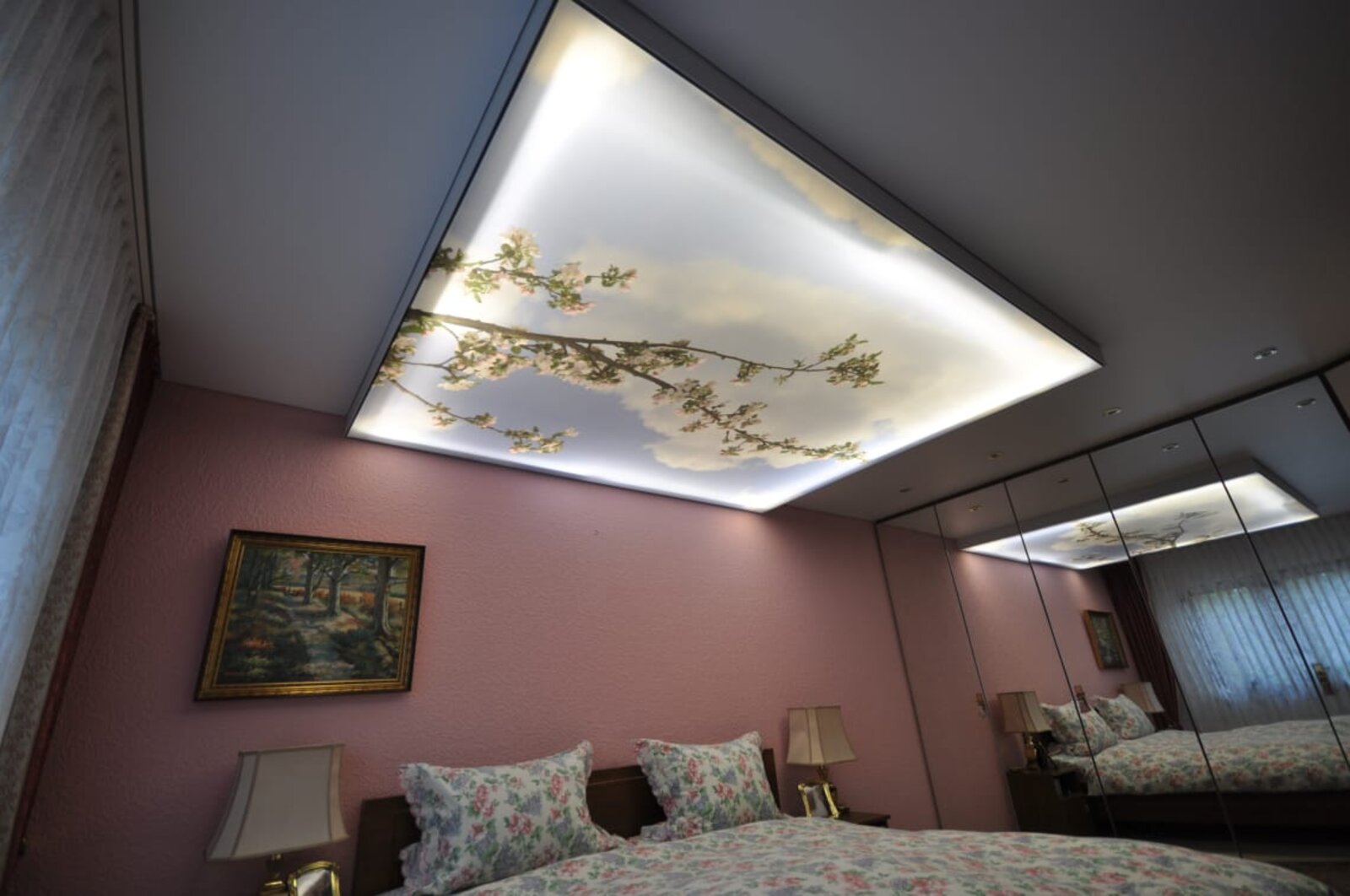 Lichtdecke mit Motiv bedruckt im Schlafzimmer über dem Bett, Beleuchtung mit Leuchtstofflampen unter der Spanndecke umlaufend