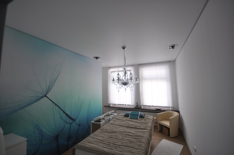 praxis_naturheil_lackspanndecke_spanndecke_weiss_matt_ledband_pendelleuchte_warmweiss_sonderprofil_deckenleuchte_deckenfeld_arbeitsplatzbeleuchtung_wandbild_bedruckt_rgb_3 Spanndecke Naturheilpraxis LEDband