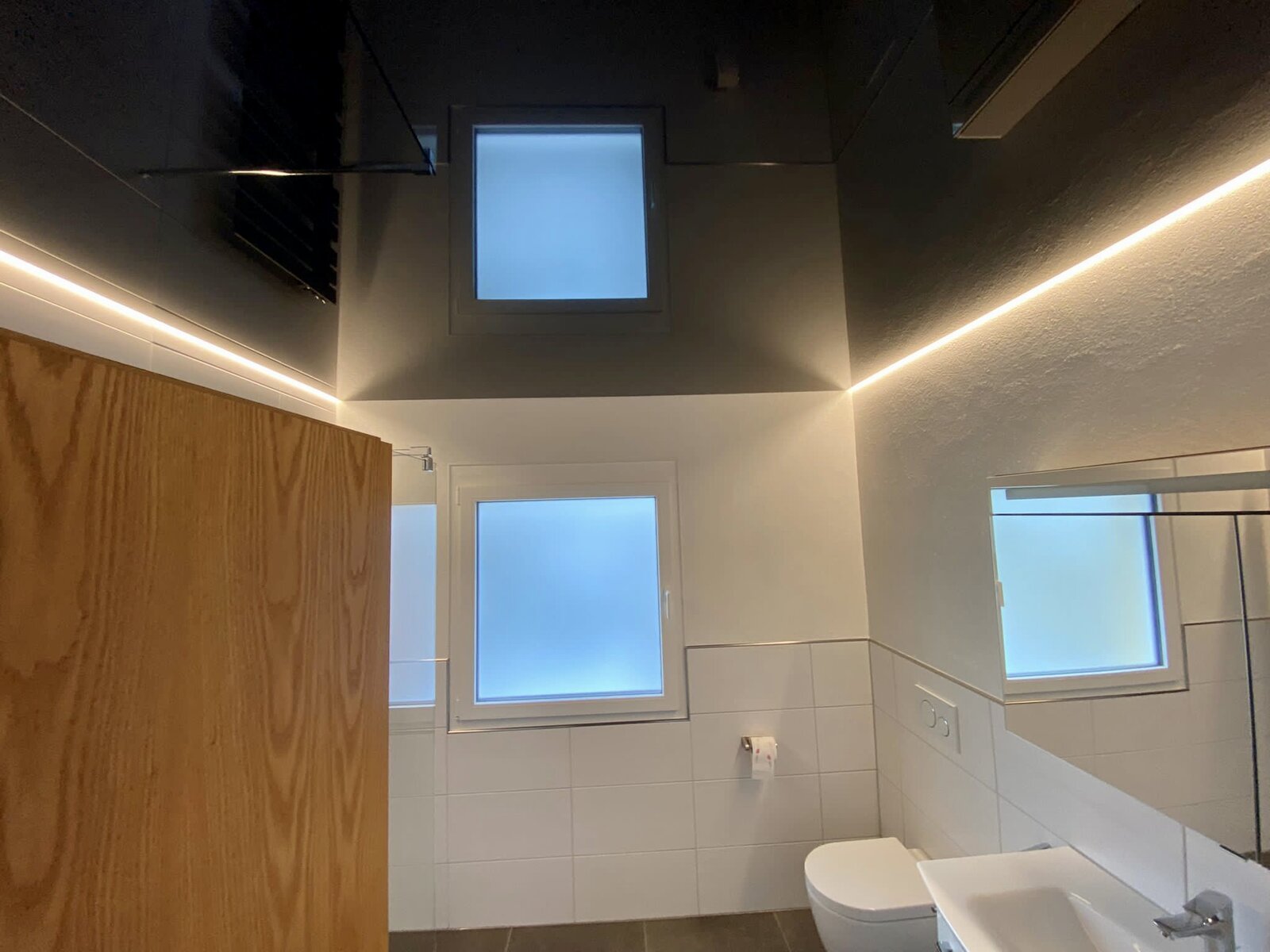 Spanndecke_Badezimmer_Band_LED_schwarz_Hochglanz Spanndecke Badezimmer LEDBand