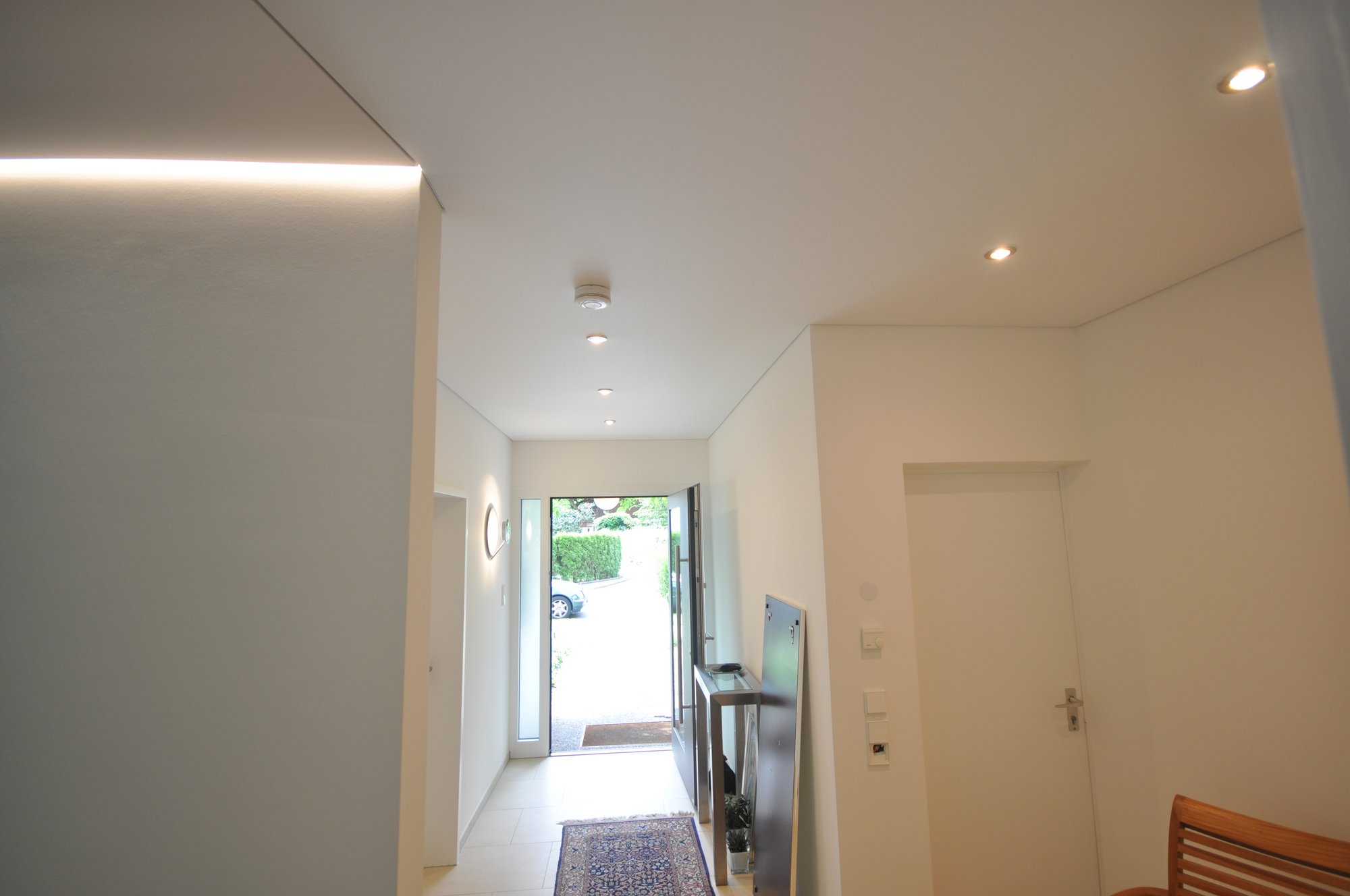 flur_lackspanndecke_weiss_matt_led_einbaustrahler_ledband_schattenfuge_dimmbar Spanndecke Flur Einbaustrahler