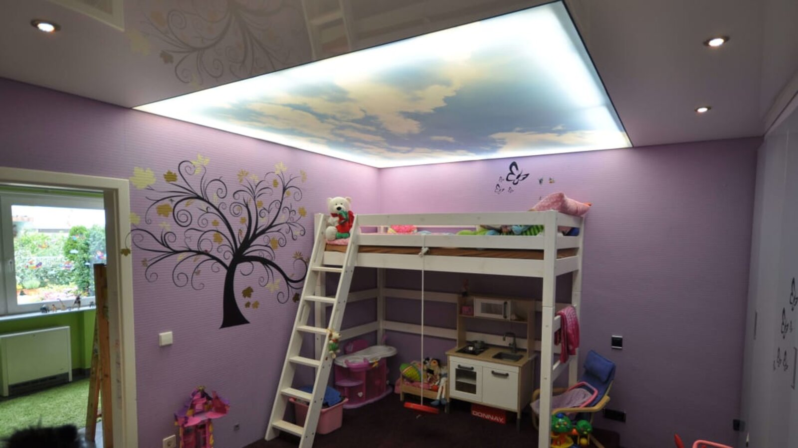 Lackspanndecke in weiss Hochglanz und bedruckte Lichtdecke mit LEDs hinterleuchtet 