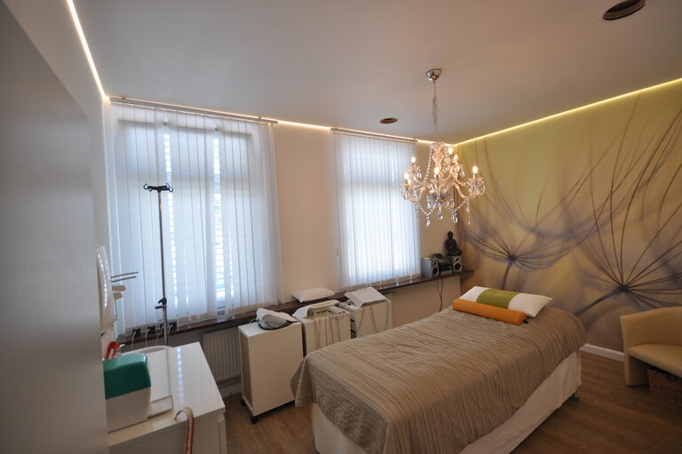 praxis_naturheil_lackspanndecke_spanndecke_weiss_matt_led_pendelleuchte_warmweiss_sonderprofil_deckenleuchte_deckenfeld_arbeitsplatzbeleuchtng_wandbild_bedruckt_rgb_1_1 Spanndecke Naturheilpraxis LEDband Kronleuchter