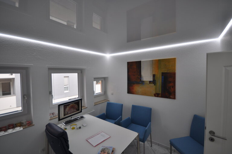 praxis_zahnarzt_lackspanndecke_weiss_hochglanz_led_ledband_pendelleuchte_kaltweiss_deckenleuchte_deckenfeld_arbeitsplatzbeleuchtng_wandbild_bedruckt_spanndecke2 Lackspanndecke Zahnarztpraxis LEDband