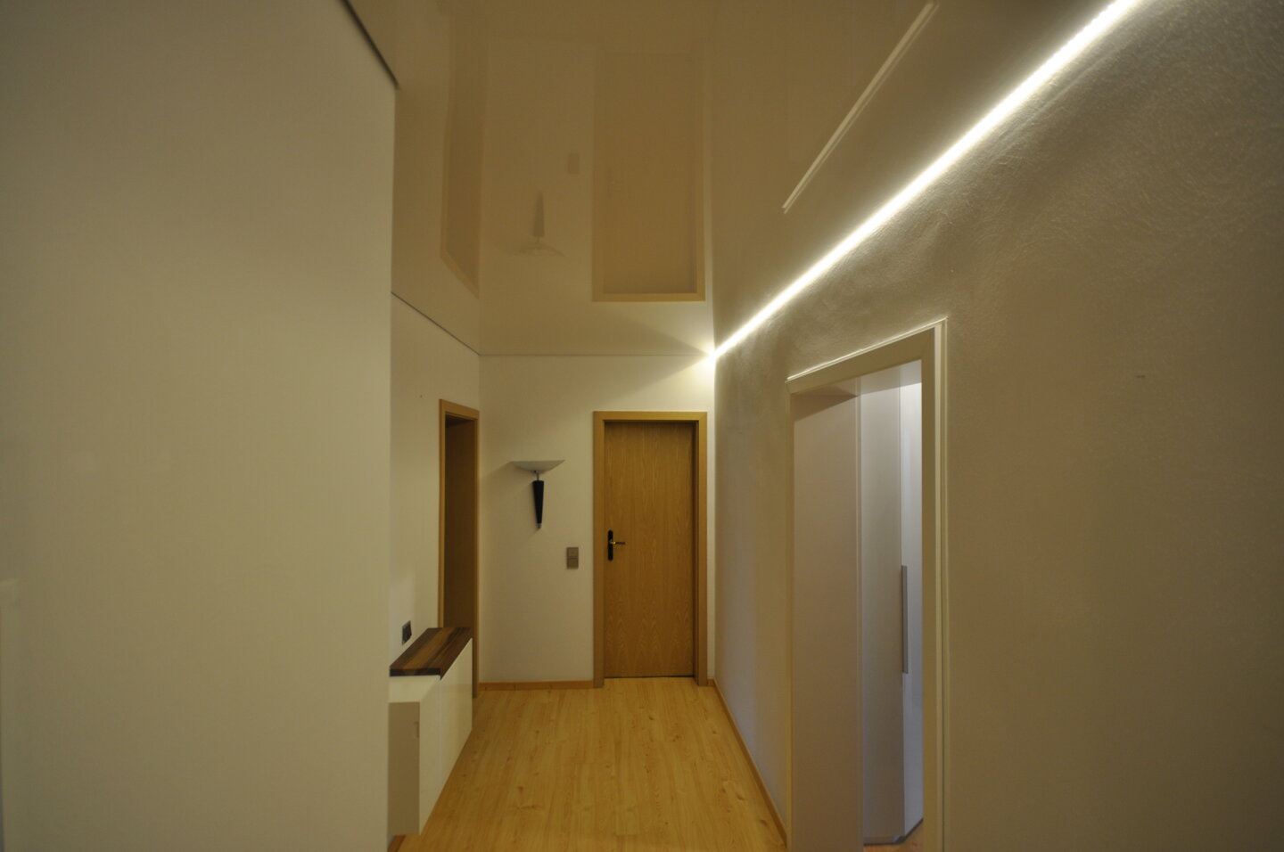 flur_lackspanndecke_weiss_hochglanz_led_ledband_schattenfuge_dimmbar Lackspanndecke Flur LEDband