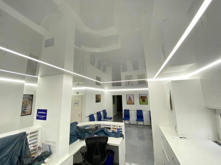 Praxis_Empfangsbereich_Lackspanndecke_LED_kaltweiss Lackspanndecke zahnarztpraxis Spanndecke Praxis kaltweiss Lichtleisten LED