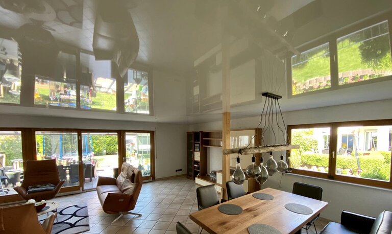 Lackspanndecke_wohnzimmer_weiss_beleuchtung_led_spots_haengeleuchte Spanndecke Pendelleuchte Wohnzimmer Lackspanndecke LED Pfeiler Einbaustrahler dimmbar