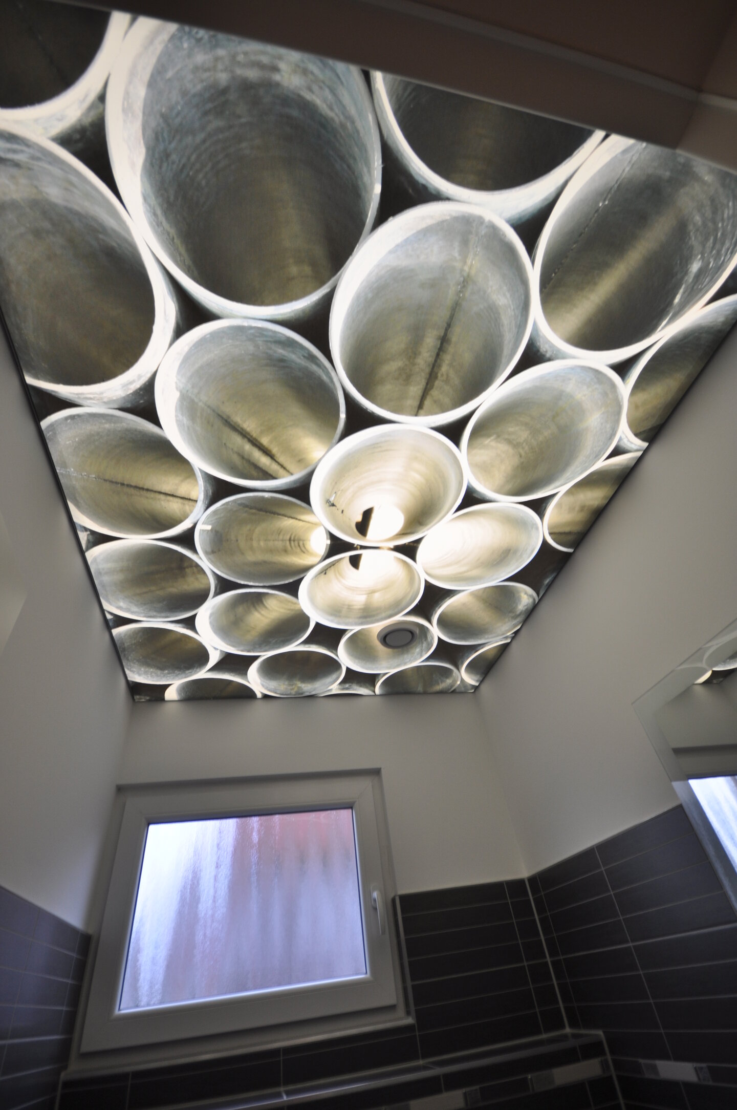wc_spanndecke_lichtdecke_bedruckt_motiv_rohre_led_ledband_umlaufend_powerled Lichtdecke WC Motiv hinterleuchtet