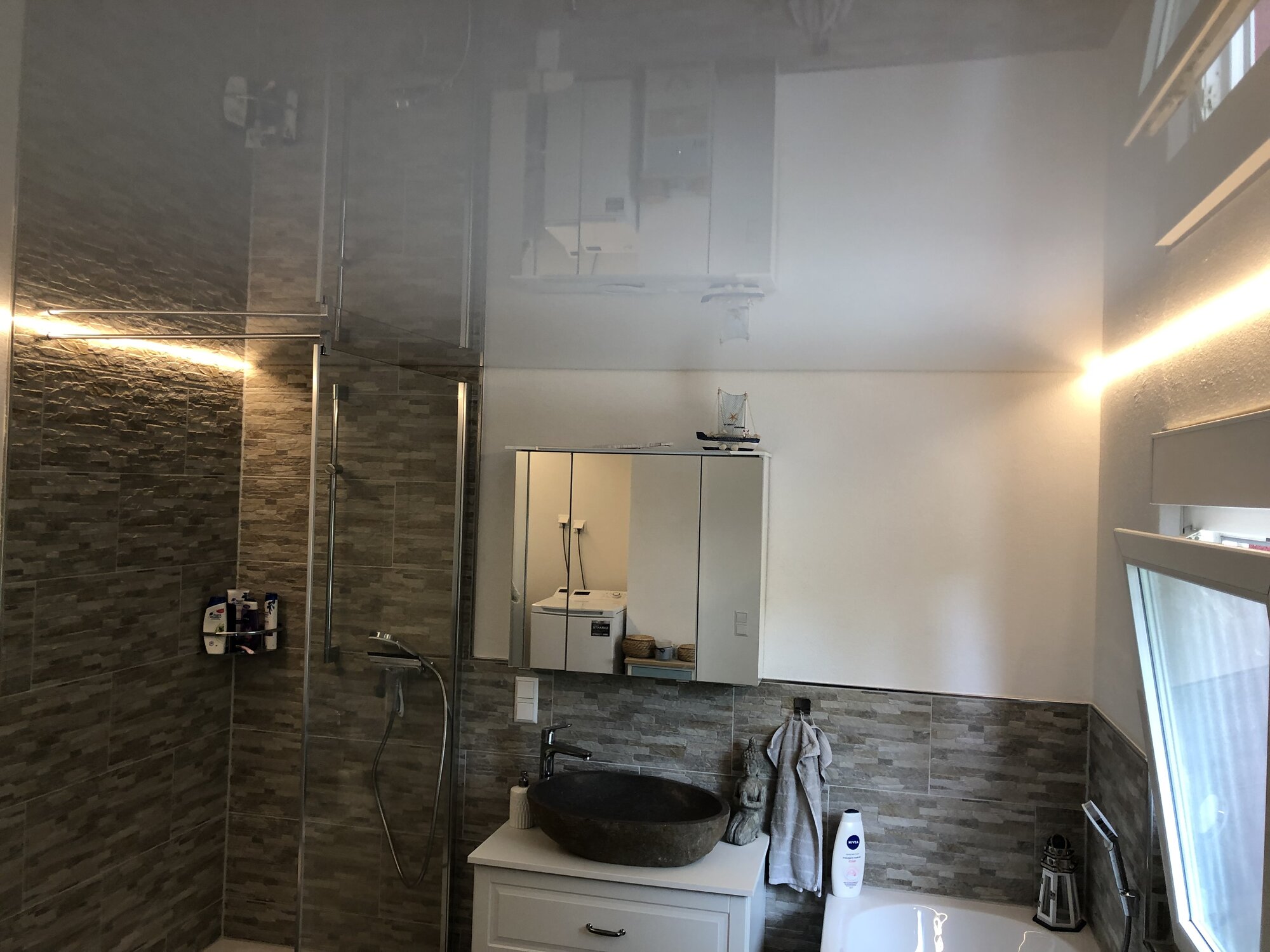 Spanndecken und Lichtdecken im Badezimmer: CBSpanndecken