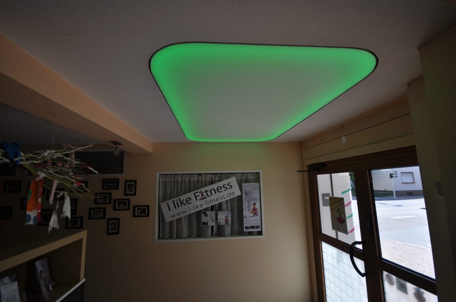 Lichtdecke als Deckenfeld im Eingangsbereich, Beleuchtung mit LED-RGB Band umlaufend unter der Spanndecke