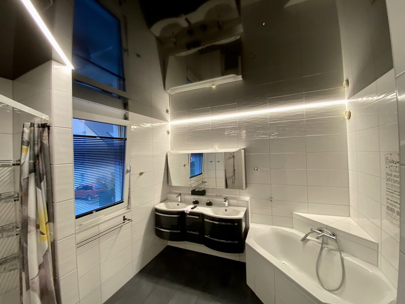 Spanndecke_Badezimmer_Hochglanz_schwarz_Lichtprofil_LED_Band._dimmbar Spanndecke Badezimmer LEDBand