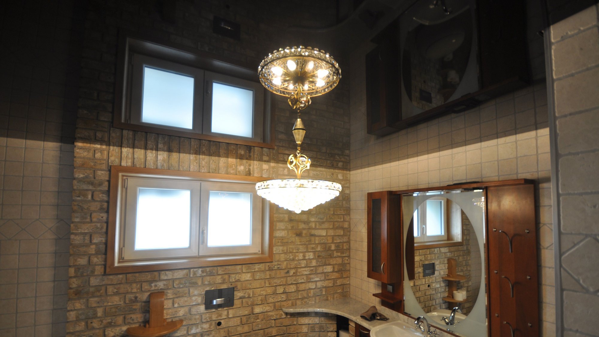 bad_lackspanndecke_schwarz_hochglanz_deckenleuchte Lackspanndecke Badezimmer Deckenleuchte