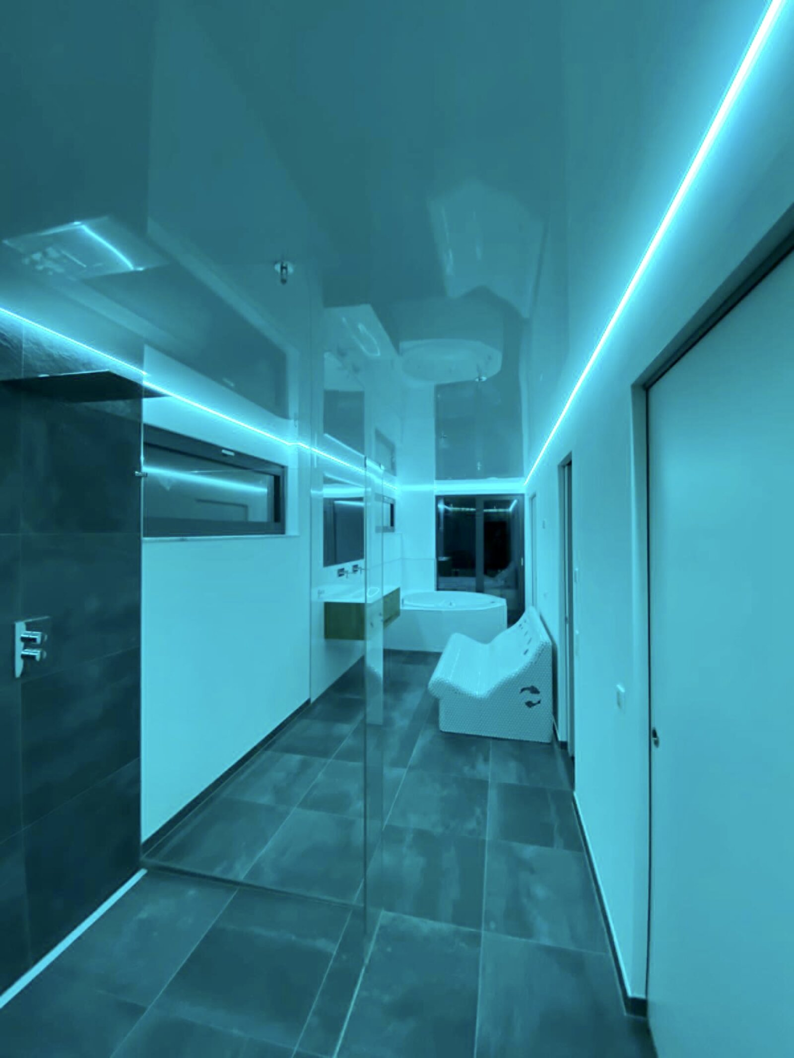 Lackspanndecke_Badezimmer_LED_RGB_Swarovski Spanndecke LED Lackapnndecke Swarovski Bad LED RGB dimmbar