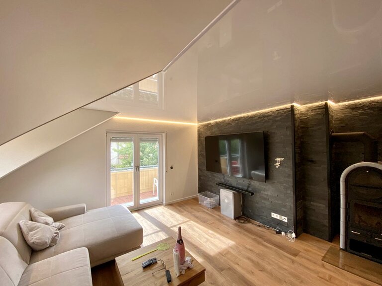 Lackspanndecke_Wohnzimmer_Dachschraege_weiss_LED_Lichtdeiste Spanndecke Dachschräge Wohnzimmer Lackspanndecke Lichtleiste LED