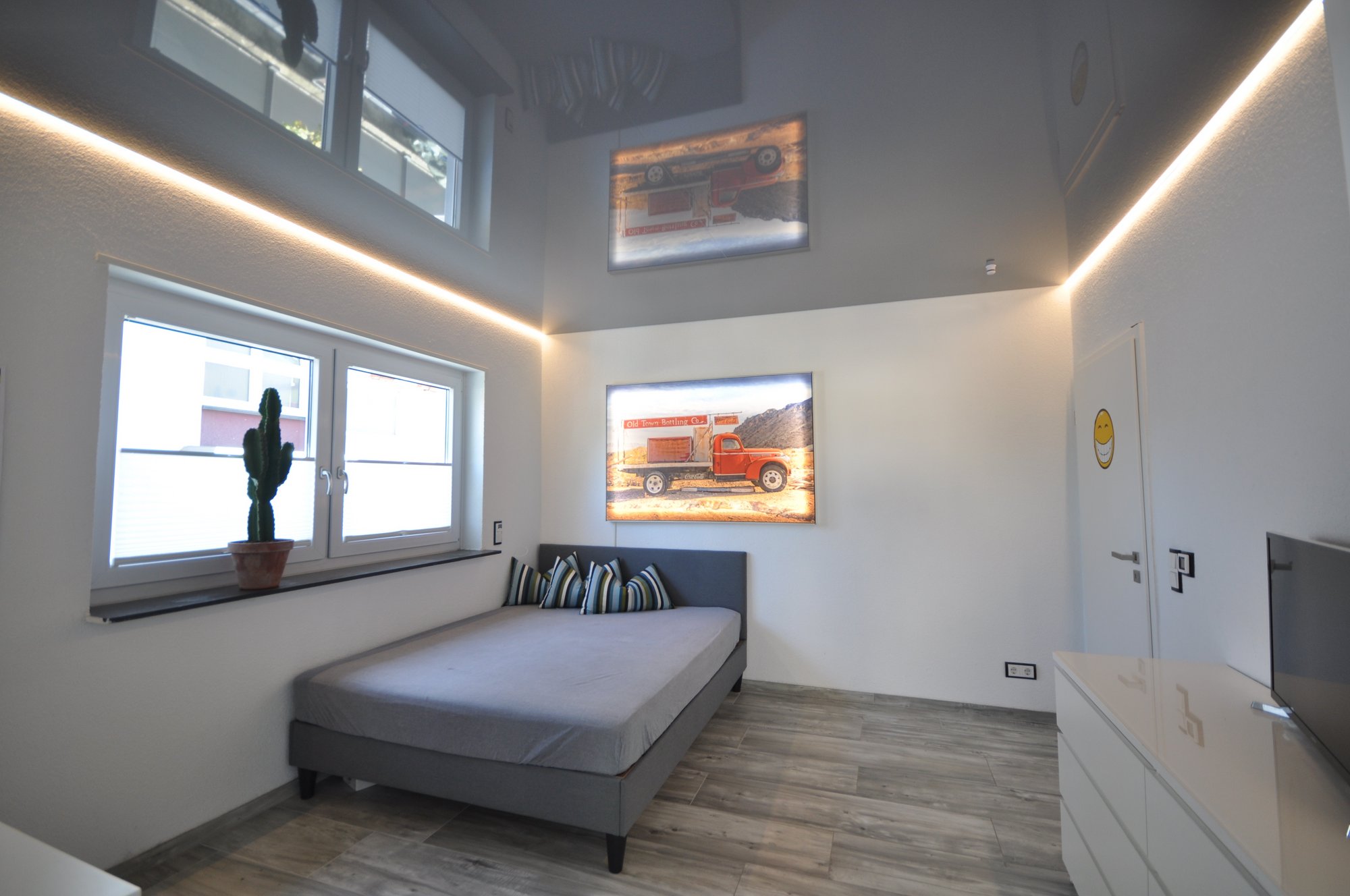 kinderzimmer_lackspanndecke_grau_hochglanz_led_ledband_dimmbar_wandbild_bedruckt_motiv Lackspanndecke Schlafzimmer Wandbild Spanndecke bedruckt