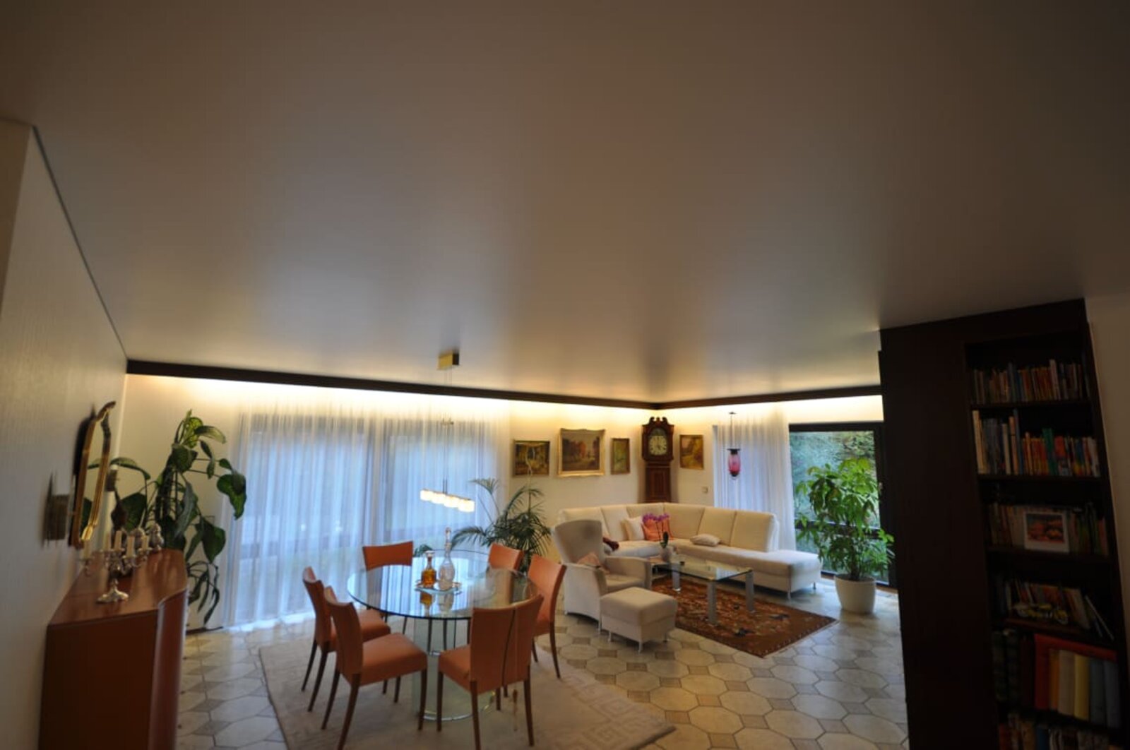 Spanndecke im Wohnzimmer in weiss matt, Beleuchtung mit Pendelleuchte über dem Esstisch