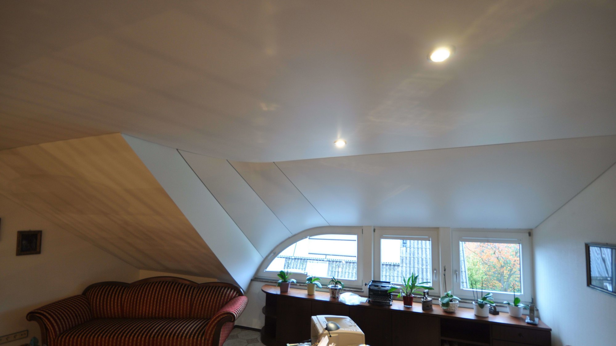 Spanndecke Wohnzimmer Dachschräge Beleuchtung LED