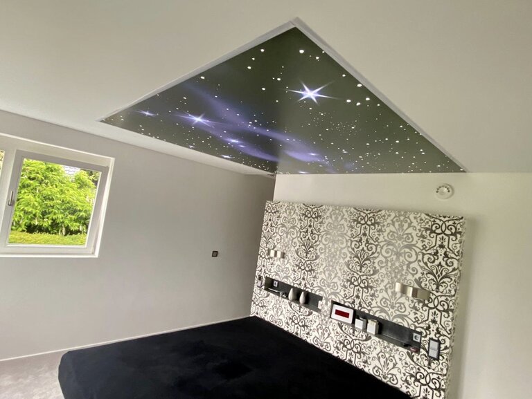 Lackspanndecke_bedruckt_schlafzimmer_Motiv_weltall_led_beleuchtung_lichtdecke Lichtdecke Spanndecke Schlafzimmer Deckenfeld LED