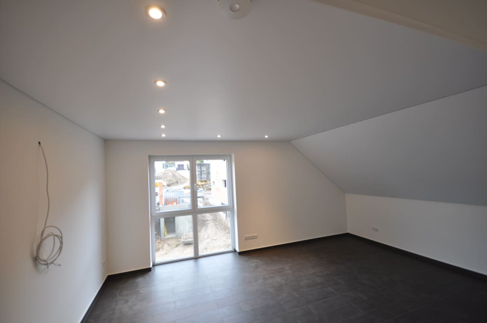 Spanndecke im Schlafzimmer mit Dachschräge in weiss matt, Beleuchtung mit LED-Einbaustrahlern
