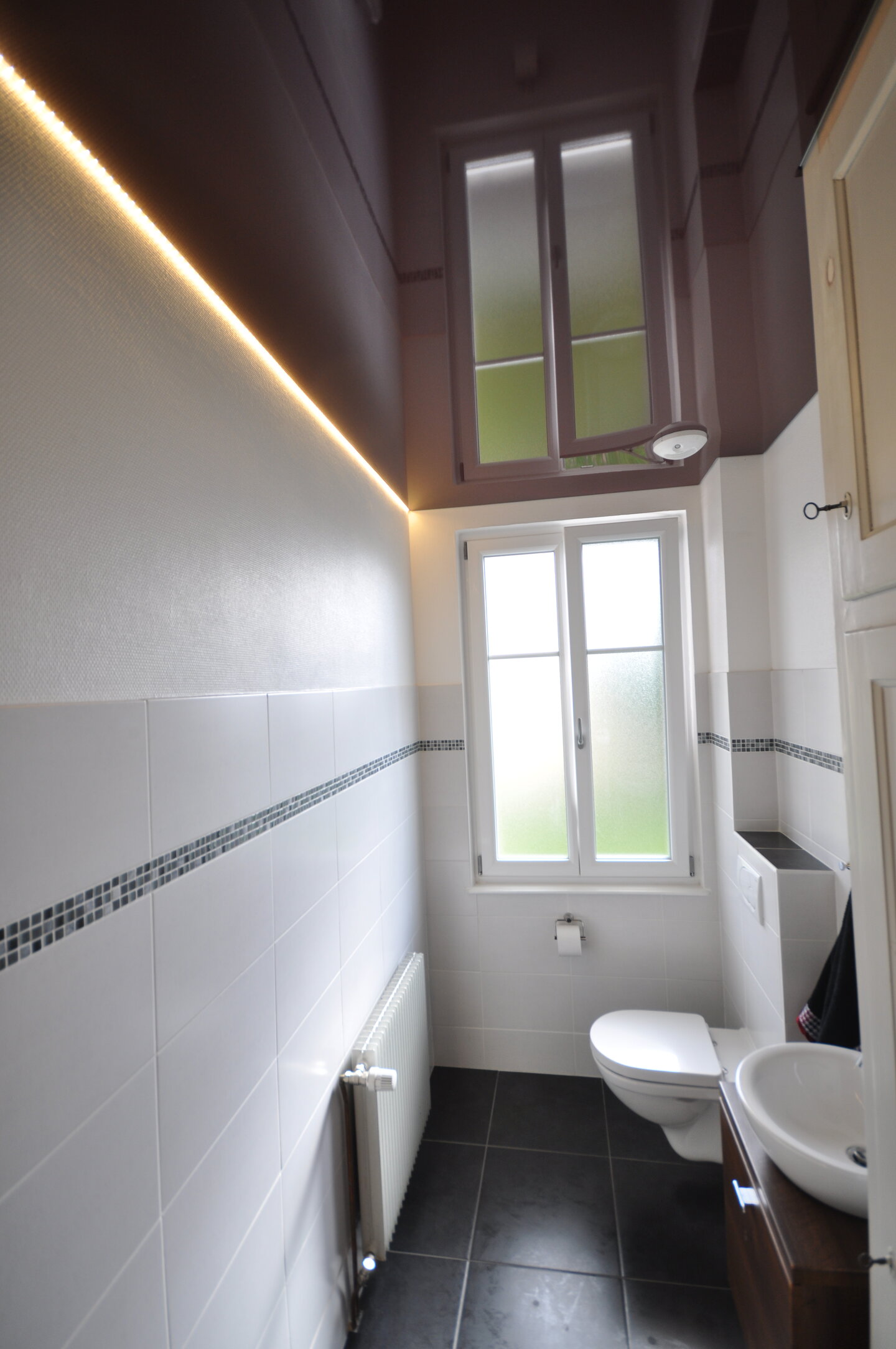 wc_lackspanndecke_bordeaux_hochglanz_led_ledband Lackspanndecke WC LEDband