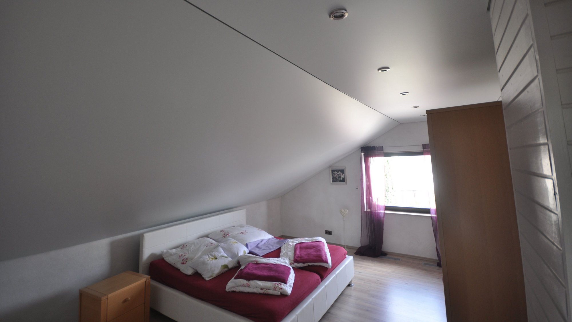 schlafzimmer_spanndecke_weiss_matt_dachschraege_led_einbaustrahler Spanndecke Schlafzimmer Dachschräge Beleuchtung