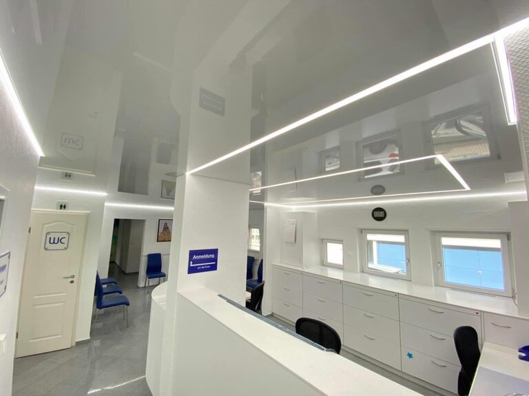 Praxis_Empfangsbereich_Lackspanndecke_LED_Deckenfeld_kaltweiss Zahnarzt Praxis Spanndecke Lackspanndecke LED kaltweiss dimmbar Lichtprofil Lichtleiste