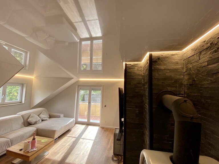 Lackspanndecke_Wohnzimmer_Dachschraege_weiss_LED_Lichtdeiste Spanndecke LED Wohnzimmer Lackspanndecke Lichtprofil LED Lichtleiste Dachschräge