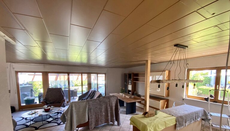 Holzdecke_vorher_wohnzimmer_lackspanndecke_spanndecke_beleuchtung_led Holzdecke Spanndecke Lackspanndecke Wohnzimmer VORHER