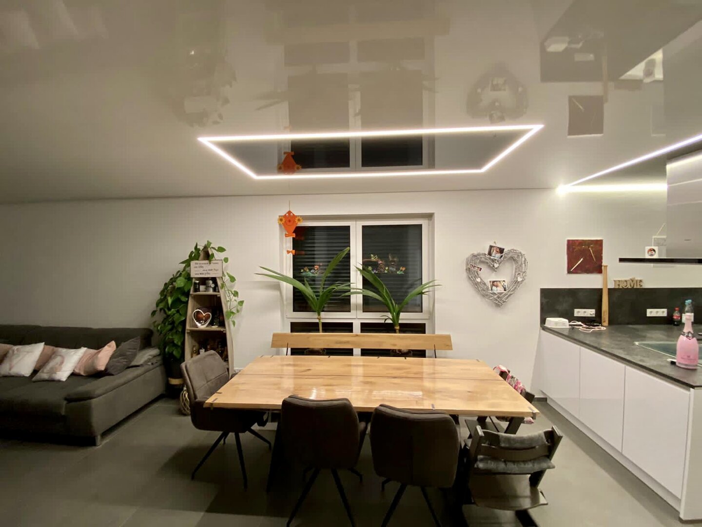 Spanndecke_Esszimmer_LED_Lichtprofil_Deckenfeld_dimmbar_schwarz_weiss_Hochglanz Spanndecke Esszimmer Deckenfeld