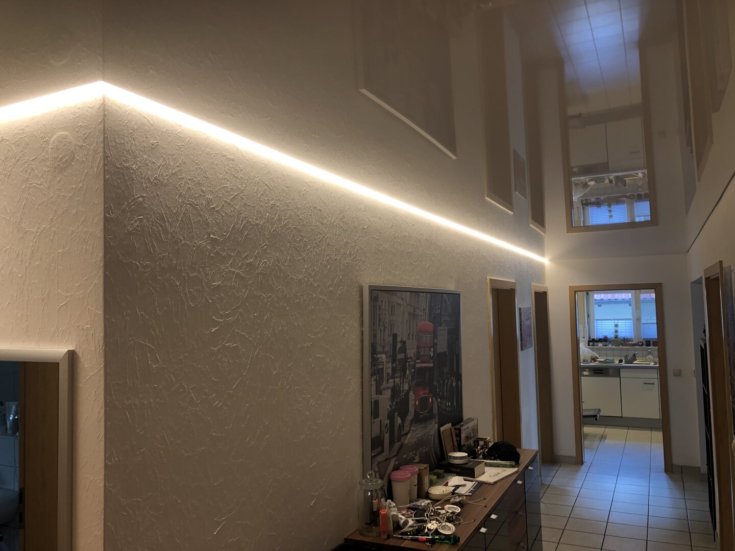 flur_lackspanndecke_weiss_hochglanz_led_ledband_schattenfuge_dimmbar Lackspanndecke Flur LEDband Spanndecke