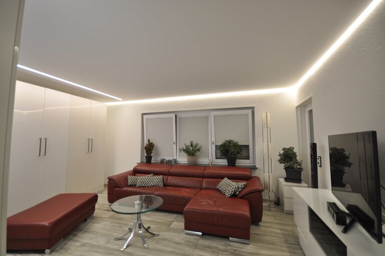 wohnzimmer_spanndecke_weiss_matt_led_ledband_sonderprofil_dimmbar Spanndecke Wohnzimmer LEDband