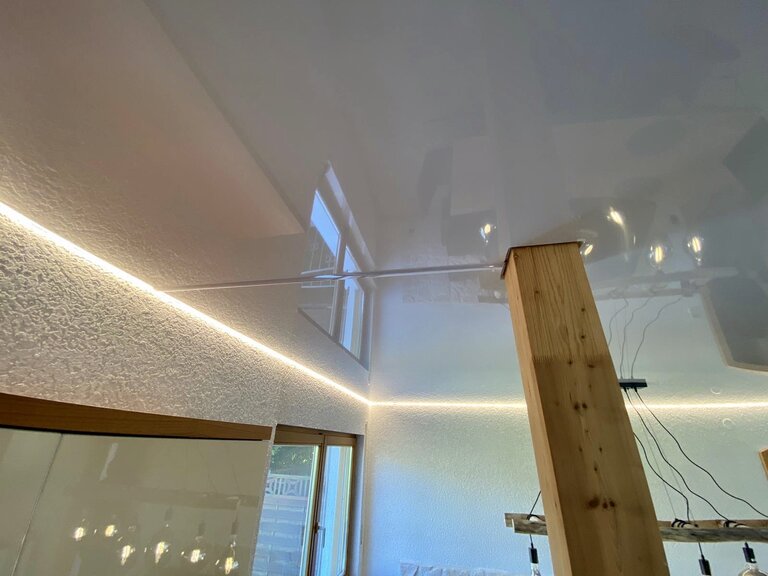 Lackspanndecke_wohnzimmer_weiss_beleuchtung_led_spots_haengeleuchte Lackspanndecke LED Pendelleuchte Wohnzimmer Spanndecke Band Einbaustrahler