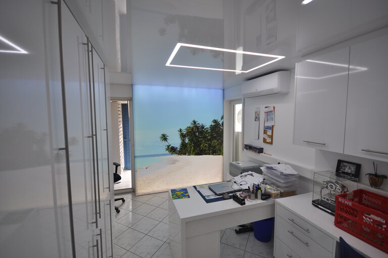 praxis_zahnarzt_lackspanndecke_weiss_hochglanz_led_ledband_pendelleuchte_kaltweiss_deckenleuchte_deckenfeld_arbeitsplatzbeleuchtng_wandbild_bedruckt_spanndecke5 Lackspanndecke Zahnarztpraxis LEDband