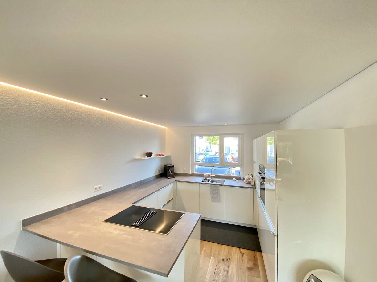 Spanndecke_Kueche_LED_Band_Strahler_matt_weiss_Einbaustrahler_Schattenfuge Spanndecke Küche Einbaustrahler