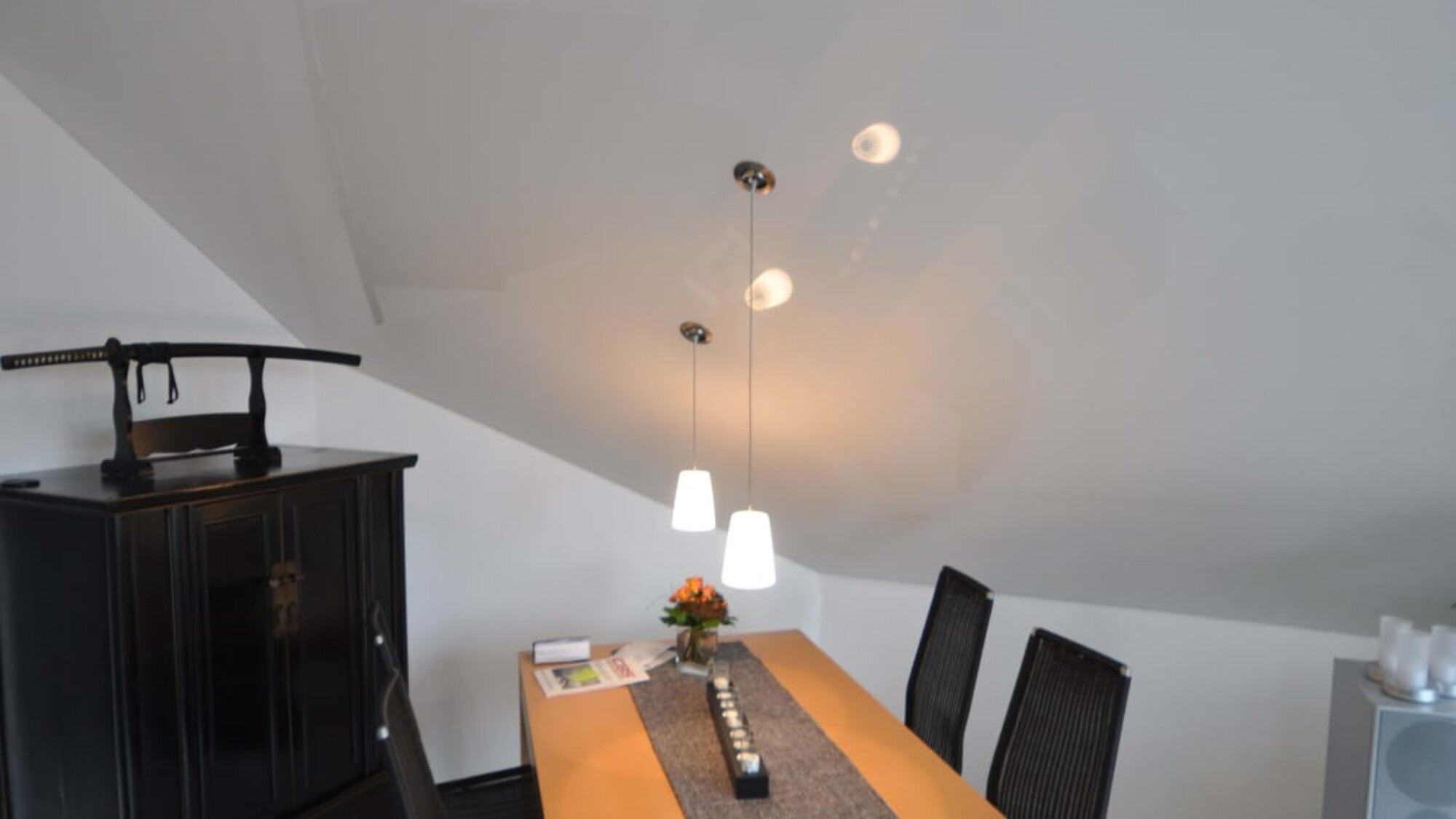 Lackspanndecke und Spanndecke in der Dachschraege CBSpanndecken