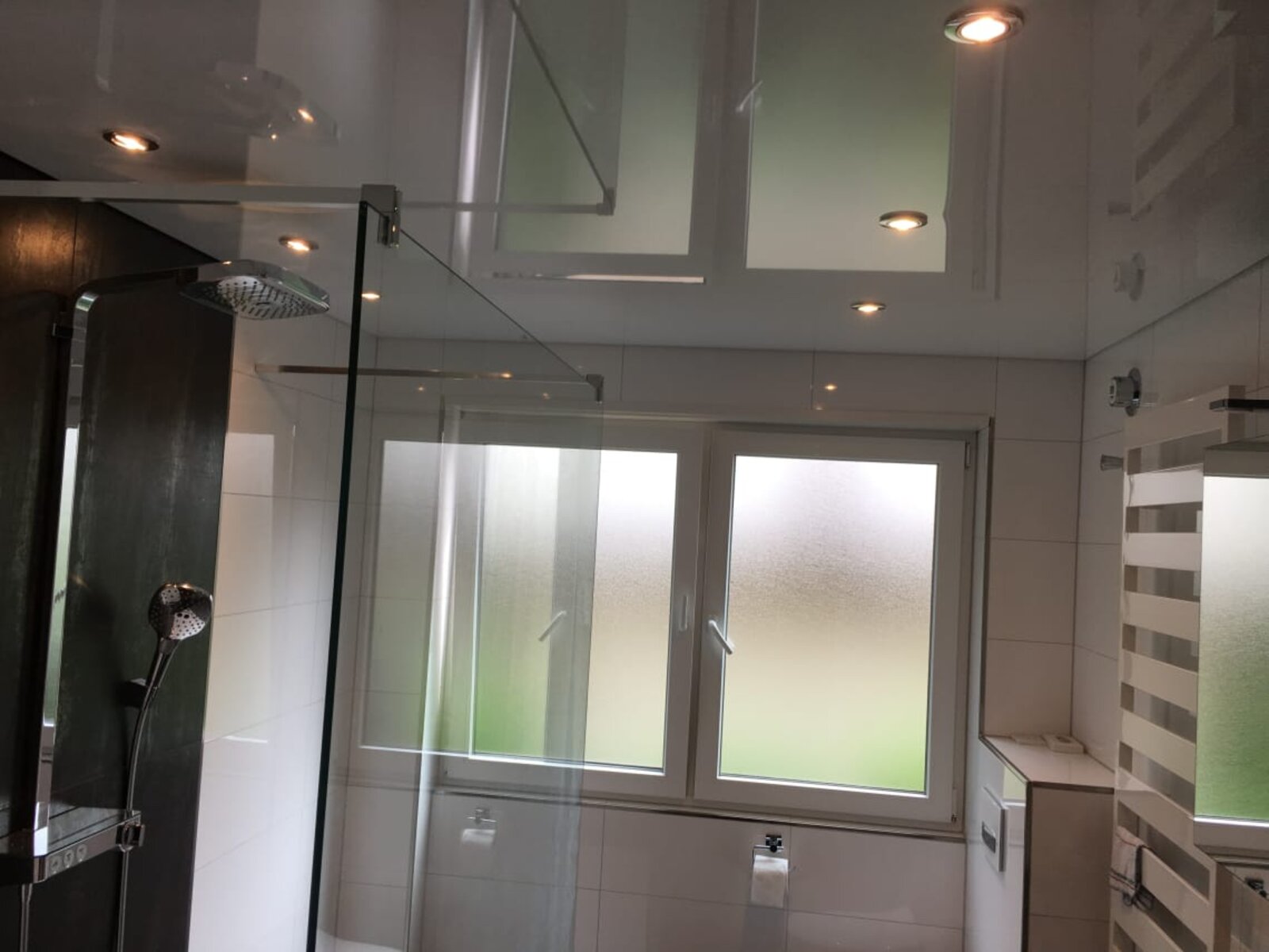 Lackspanndecke weiss Hochglanz mit LED-Einbaustrahlern