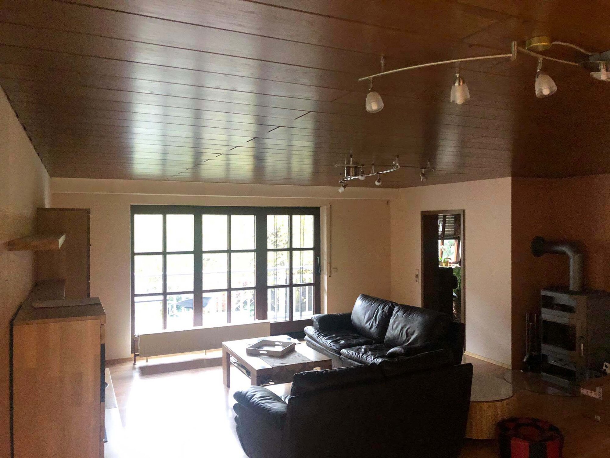 Wohnzimmer_Holzdecke_vorher Holzdecke Wohnzimmer Renovierung Lackspanndecke