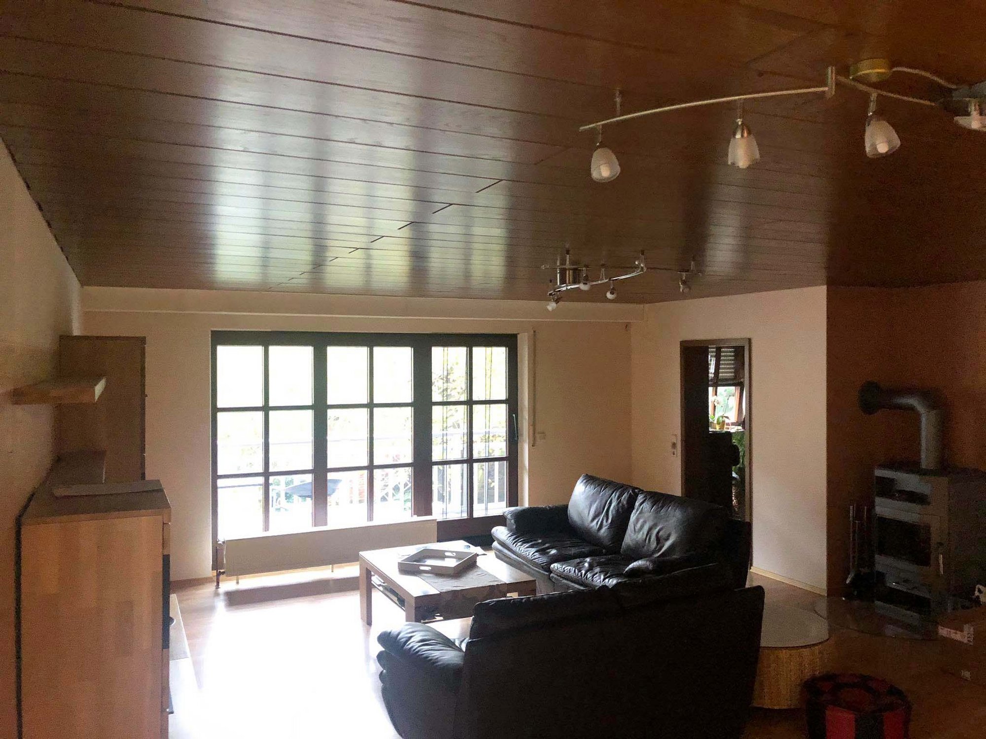 Wohnzimmer_Holzdecke_vorher Holzdecke Wohnzimmer Renovierung Lackspanndecke
