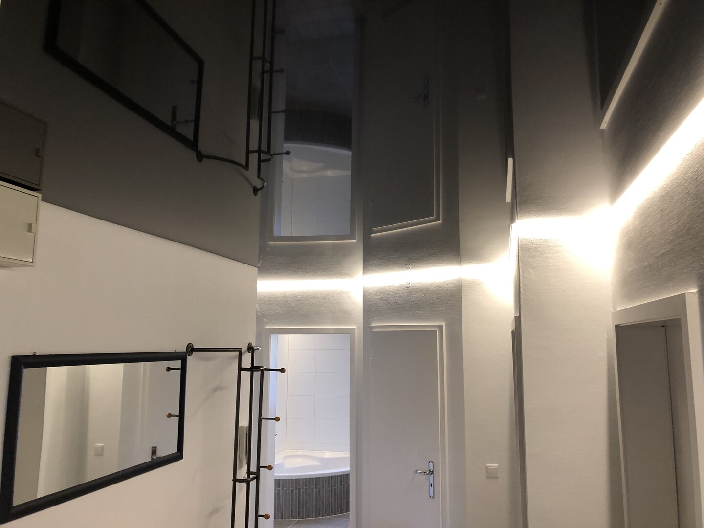 flur_lackspanndecke_schwarz_hochglanz_led_ledband_schattenfuge_dimmbar Lackspanndecken Flur LEDband Spanndecke