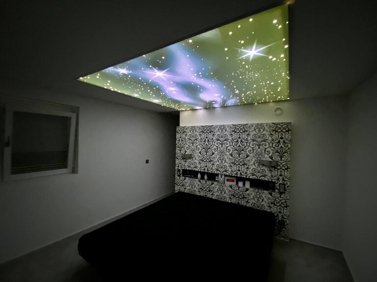 Lackspanndecke_bedruckt_schlafzimmer_Motiv_weltall_led_beleuchtung_lichtdecke Lichtdecke Spanndecke LED Schlafzimmer Deckenfeld