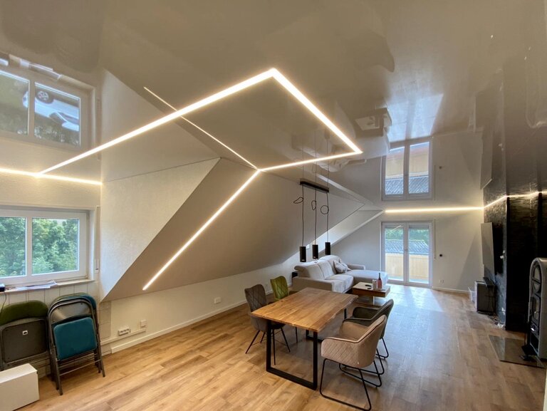 Lackspanndecke_Wohnzimmer_Dachschraege_weiss_LED_Lichtdeiste Spanndecke Wohnzimmer LED Dachschräge Lackspanndecke Pendelleuchte LED Lichtprofil